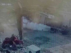 Yangın Tüpü Bomba Gibi Patladı, O Anlar Güvenlik Kamerasına Yansıdı