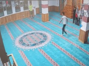 Camiye Elinde Kazma Ve Ayakkabıyla Giren Rus Turist Sınır Dışı Edildi