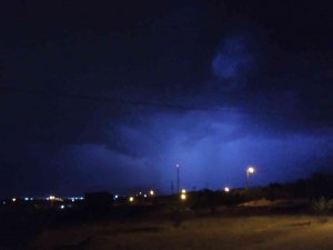 Gören Telefonuna Sarıldı, İlginç Görüntüler Oluştu