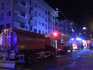 Bursa’da 6 Katlı Binanın Çatı Katı Alev Alev Yandı, 1 Kişi Dumandan Etkilendi