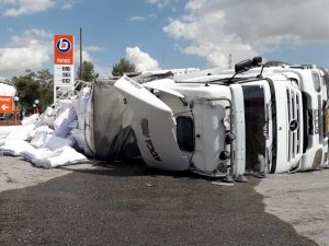 Virajı Alamayan Tır Kıvılcımlar Çıkartarak Sürüklendi
