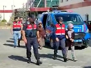 Tatil Bahanesiyle Geldiği Annesinin 5 Komşusunu Soydu