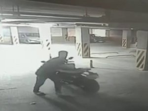 Ümraniye’de Doktorun 600 Bin Tl’lik Motosikletini Çalan Hırsız Güvenlik Kamerasında