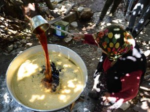 Bakır Tavalarda Kızgın Ateşte 4-5 Saat Kaynıyor, Kilogramı 100 Liradan Satılıyor