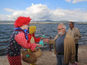 Festival Öncesinde 2 Ton Elma Dağıtıldı