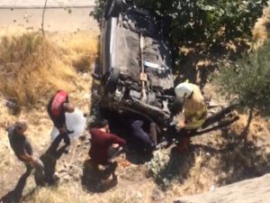 Otomobiliyle Yaklaşık 6 Metrelik İstinat Duvarından Aşağı Düştü