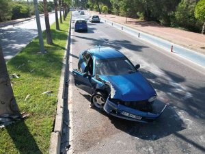 Palmiyeye Çarpan Otomobildeki 2 Kişi Yaralandı