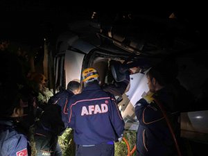 Bilecik’te Seyir Halinde Tır Devrildi, Sürücü İçinde Sıkıştı