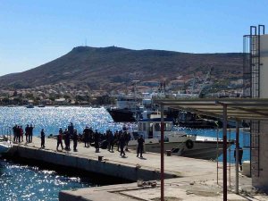 İ̇zmir Açıklarında 300 Düzensiz Göçmen Yakalandı
