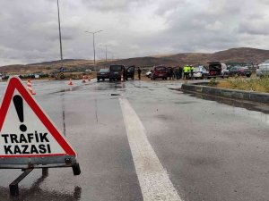 Sivas’ta Otomobil İle Hafif Ticari Araç Çarpıştı: 2 Yaralı