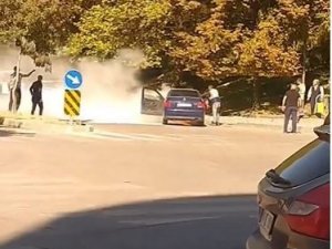 Başkentte Bir Sürücü Yanan Aracını Kendi Çabasıyla Söndürmeye Çalıştı