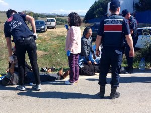 Hafif Ticari Araç İle Otomobil Çarpıştı: 3 Yaralı