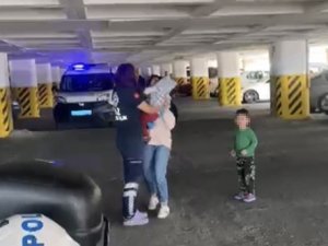 İ̇zmir’de Otomobilde Kilitli Kalan Çocuğu İtfaiye Kurtardı