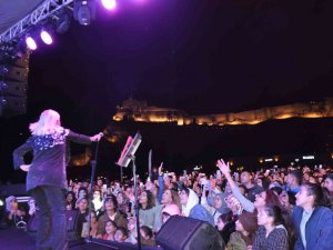 Kars’ta Eksi 5 Derece Soğukta Yudum Rüzgarı Esti