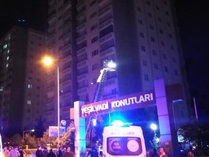 Başkent’te 14 Katlı Apartmanda Yangın: 1 Kişi Öldü, 2 İtfaiye Eri Dumandan Etkilendi