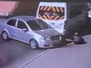İ̇ki Aracın Arasında Kalan Adam Hayatını Kaybetti