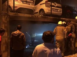 Ümraniye’de Kapalı Otoparkta Çıkan Yangında 5 Araç Yandı