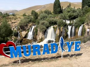 Muradiye Şelalesinde Sonbahar Güzelliği