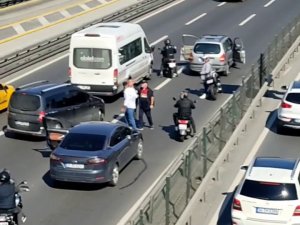 E-5’in Ortasında Sürücü, Aracını Tartıştığı Diğer Sürücünün Üzerine Sürdü