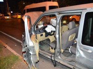 Karşı Şeride Geçen Araç Otomobile Çarptı: 2 Yaralı