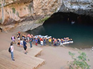 Türkiye’nin En Uzun Yeraltı Gölüne Ziyaretçi Akını