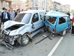 OF'da Trafik Kazası : 4 Yaralı