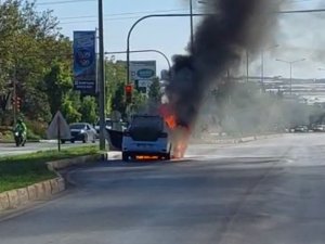 Çıkan Yangında Alev Topuna Dönen Araç Kullanılamaz Hale Geldi