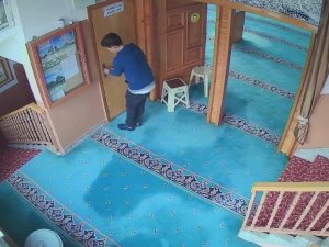 Camiye Giren Hırsız Kekle Meyve Suyu İçip, Para Kutusunu Çaldı