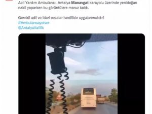 Siren Çalıp Uyarı Yapan Ambulansa Israrla Yol Vermedi
