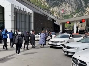 Rusya-gürcistan Sınır Kapısında 14 Kilometrelik Araç Kuyruğu