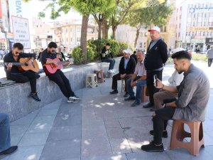 Aksaray Sokaklarında “Neredesin Sen” Türküsüyle Neşet Ertaş’ı Andılar