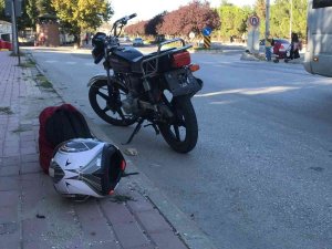 Bilecik’te Motosiklet Yayaya, Motosiklete De Otomobil Çarptı: 2 Yaralı