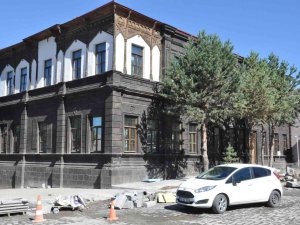 Kars’ta 100 Yıllık Bina Gün Yüzüne Çıkarıldı