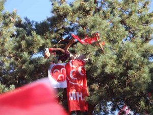 Bahçeli’nin Mitinginde Boş Yer Bulamayan Vatandaşlar Ağaca Tırmandı