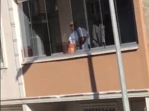 Annesini Öldürdü, Kafasını Balkondan Aşağı Attı, O Anlar Kameraya Yansıdı