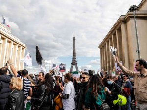 Paris’te Mahsa Amini’nin Ölümü Protesto Edildi