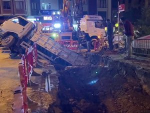 İ̇ski̇ Çalışmasında Yol Çöktü, Hafriyat Kamyonu Çukura Düştü