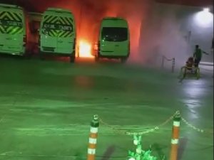 İ̇zmir’de Panik Anları: Akaryakıt İstasyonunun Yanında Bulunan Minibüs Alev Alev Yandı