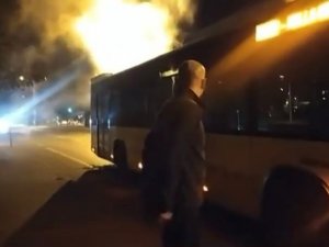 Pendik’te Arkasından Dumanlar Yükselen İ̇ett Otobüsü Yolda Kaldı