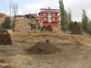 Erzincan’da Kışlık Tezek Hazırlığı
