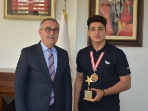 Müdür Akyol, Balkan Şampiyonu Zaloğlu’nu Makamında Ağırladı