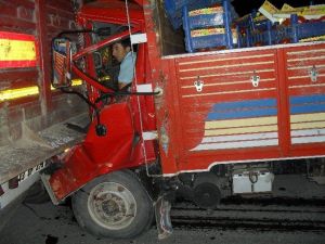 Bilecik’te Kamyon Tır’a Çarptı 1 Yaralı