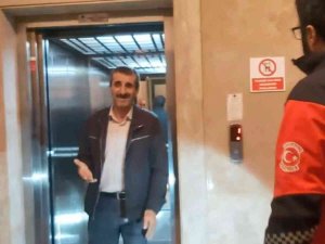 Asansörde Mahsur Kaldı, Yardımına İtfaiye Ekipleri Koştu