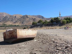 Bir Zamanlar Tekne Turu Yapılıyordu, Suların Çekilmesi İle O Köy Kuraklığın Ortasında Kaldı