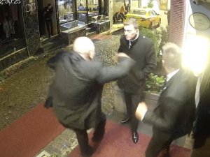 Ünlü Gece Kulübünün Önünde Film Sahnesi Gibi Çatışma Kamerada