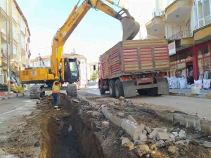 Su Şebekesi Yenileme Çalışması Sürüyor