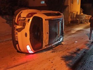 Kaza Sonucu Devrilen Otomobildeki 2 Kişi Yaralandı