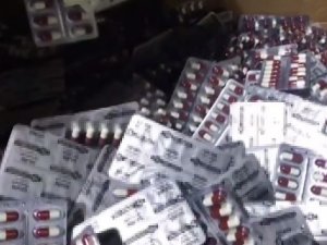 İ̇zmir’de Kamyonet Kasasında 166 Bin Sentetik Hap Ele Geçirildi