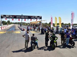Kepez’de Motodrag Yarışı Nefesleri Kesti