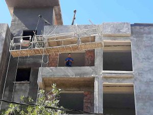 İ̇nşaat İskelesinden Düşen İşçi Hayatını Kaybetti